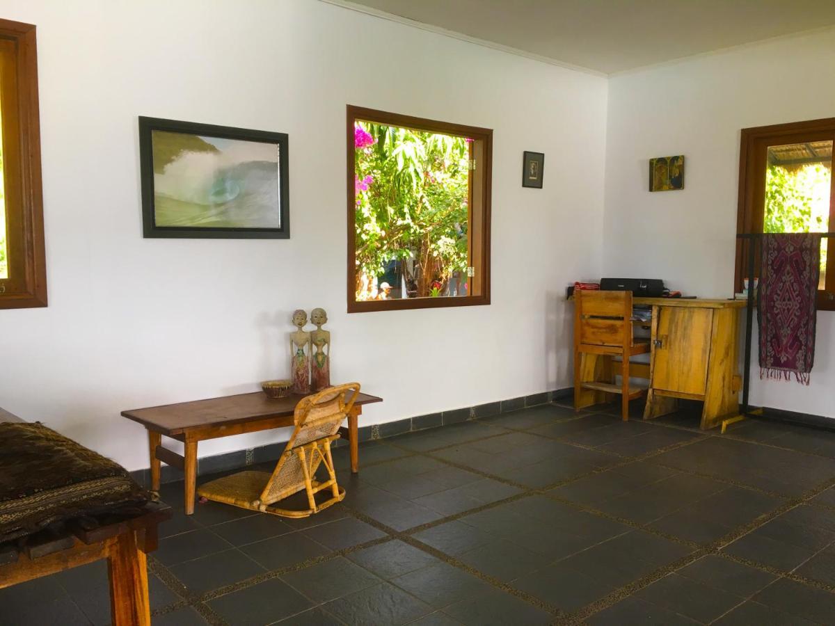 Merdeka House Maluk Exteriér fotografie