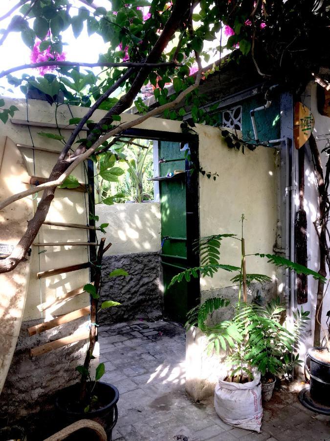 Merdeka House Maluk Exteriér fotografie