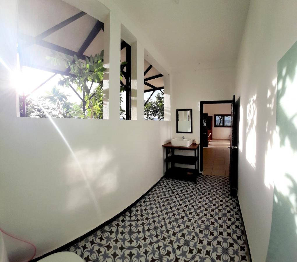 Merdeka House Maluk Exteriér fotografie