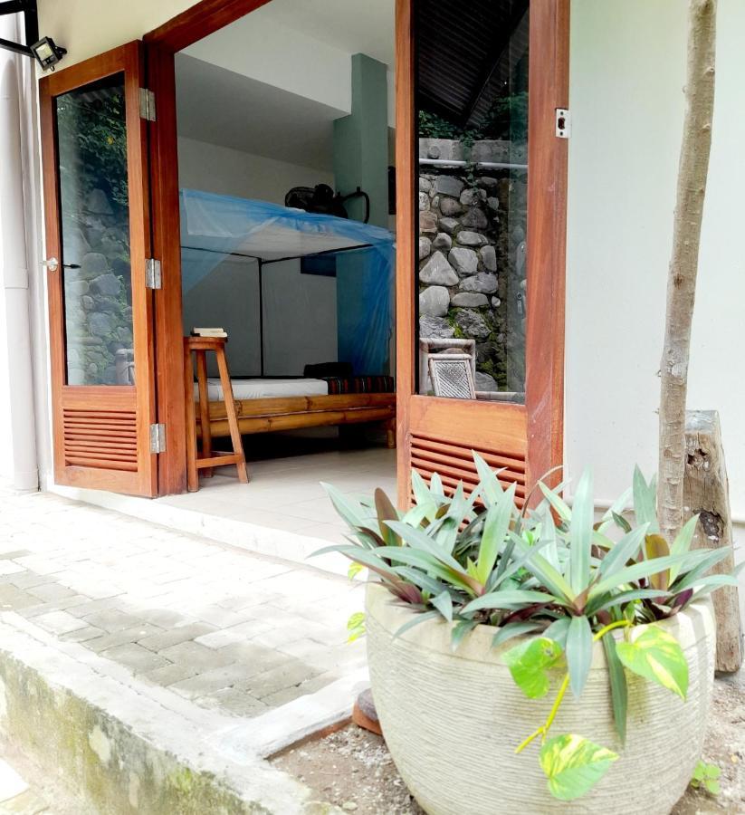 Merdeka House Maluk Exteriér fotografie