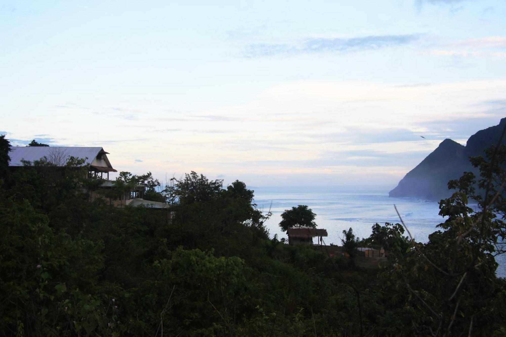 Merdeka House Maluk Exteriér fotografie