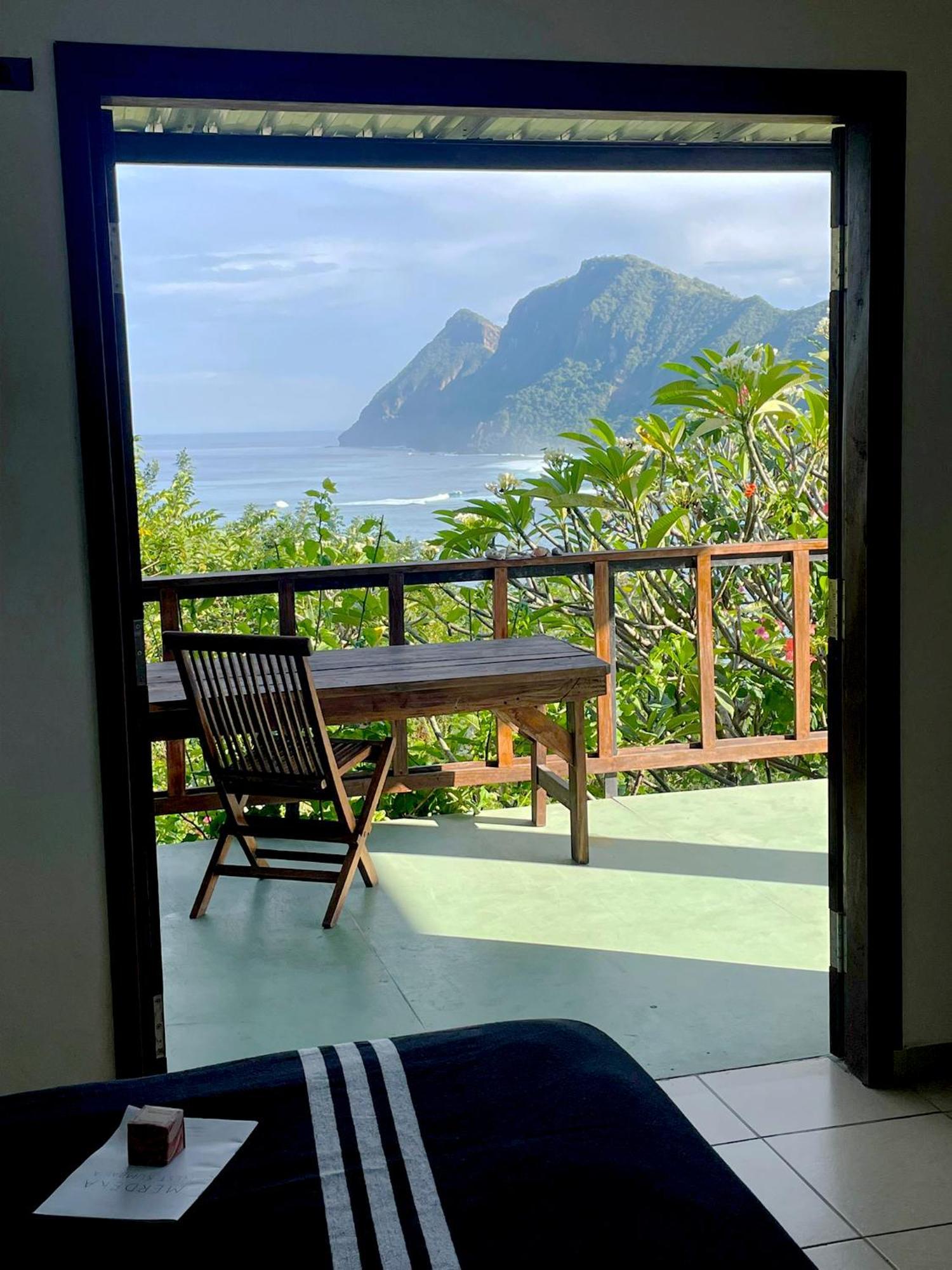 Merdeka House Maluk Exteriér fotografie