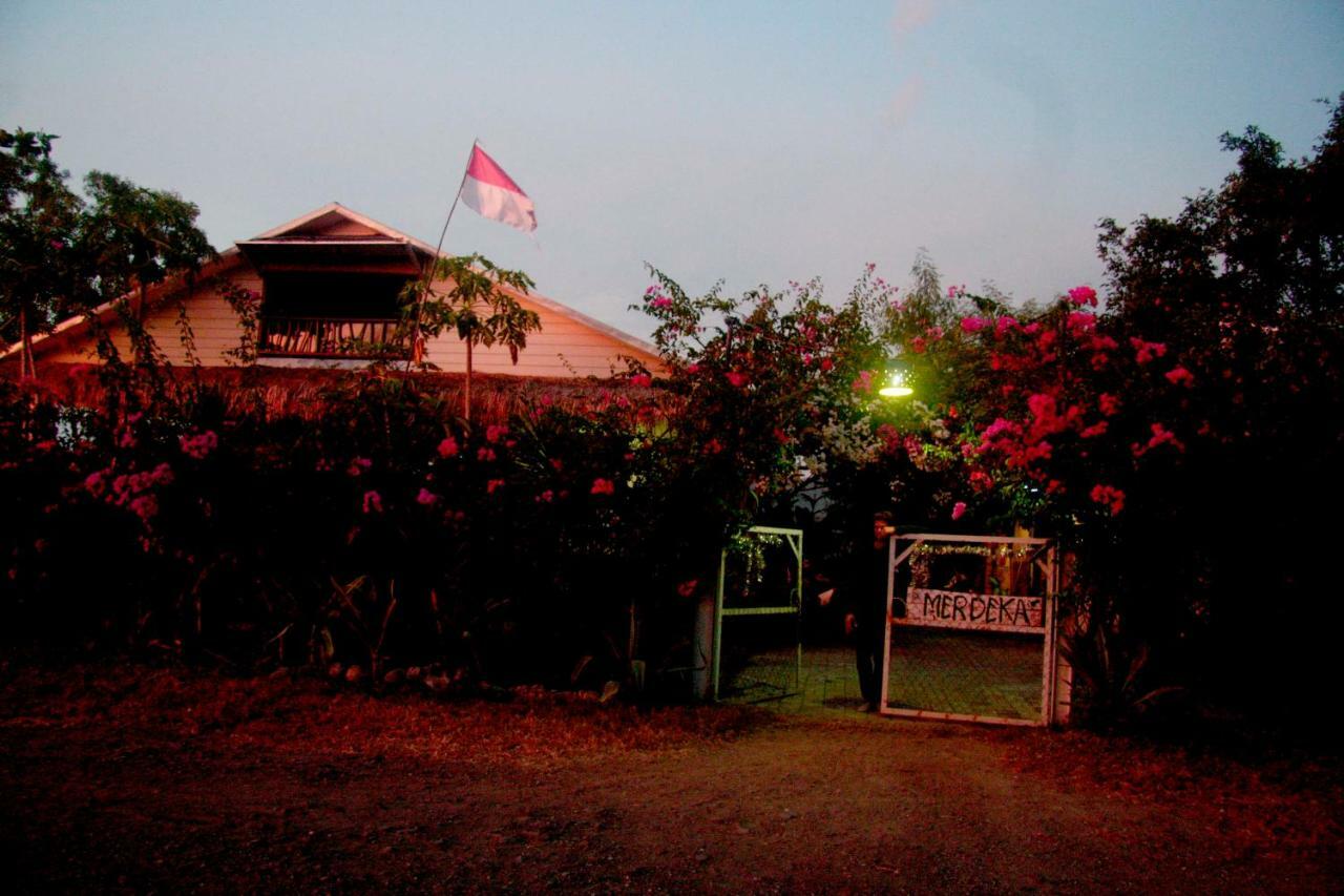 Merdeka House Maluk Exteriér fotografie